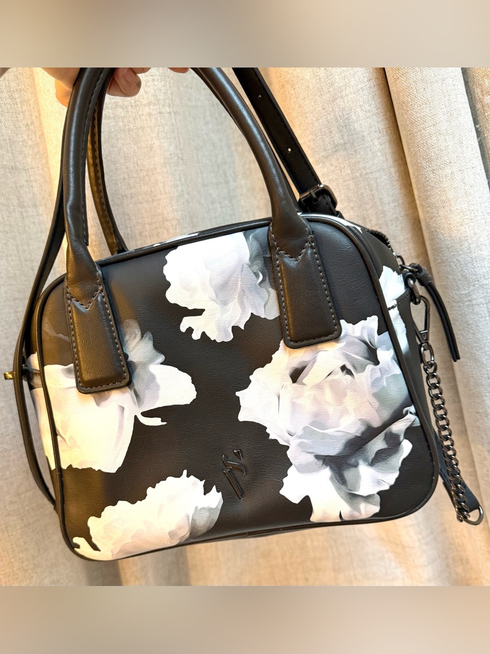 Simply Vera Vera Wang black and white floral faux leather lol purse